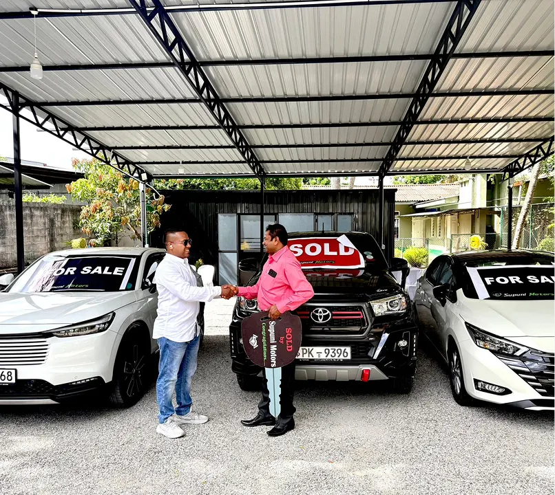 Happy Supuni Motors customer receiving their vehicle key