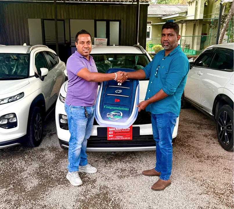 Happy Supuni Motors customer receiving their vehicle key